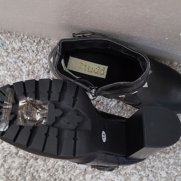 Boots - Picture 2 of 5